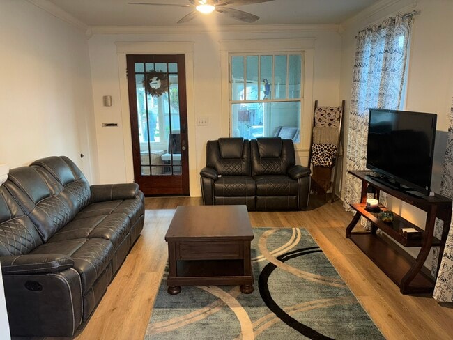 Building Photo - 2427 Peniston St