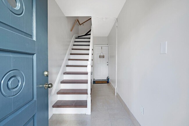 Building Photo - 561 Broad St