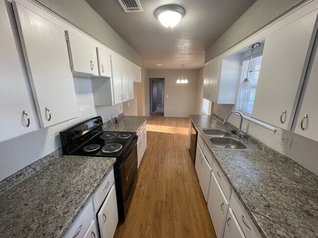 Foto del edificio - Large 5 Bed with 4 Car Garage on 1.09 Acre...