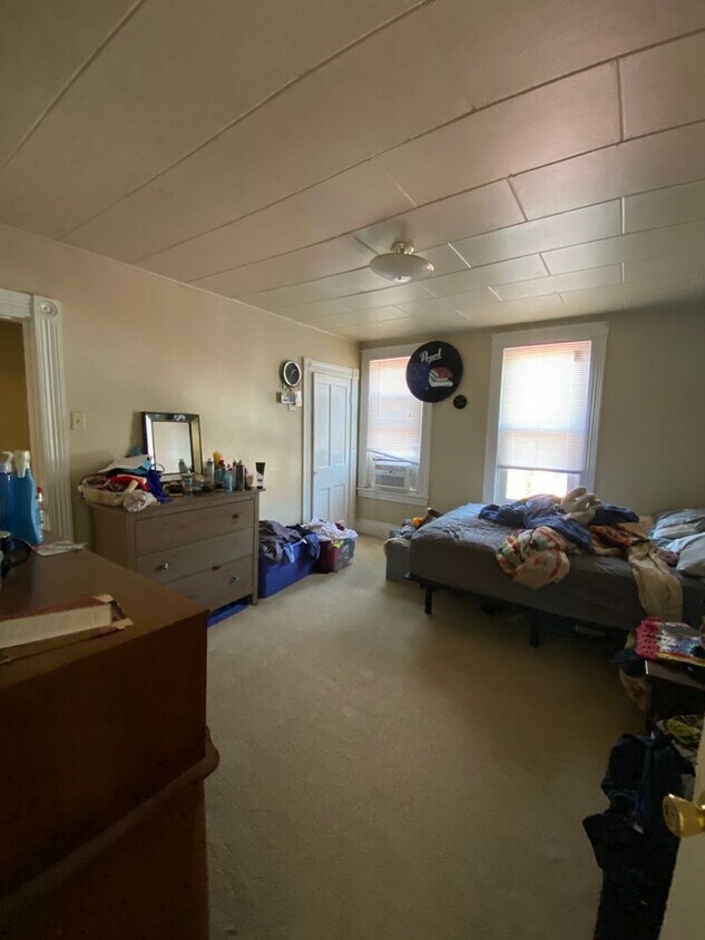 Building Photo - Available May 2024 - Traditional 2 Bedroom...