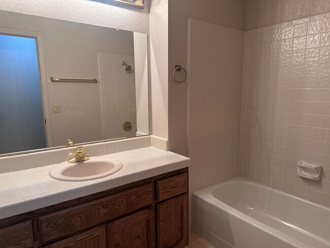 Building Photo - ADORABLE, adorable, ADORABLE!  3/2.5 Bath ...