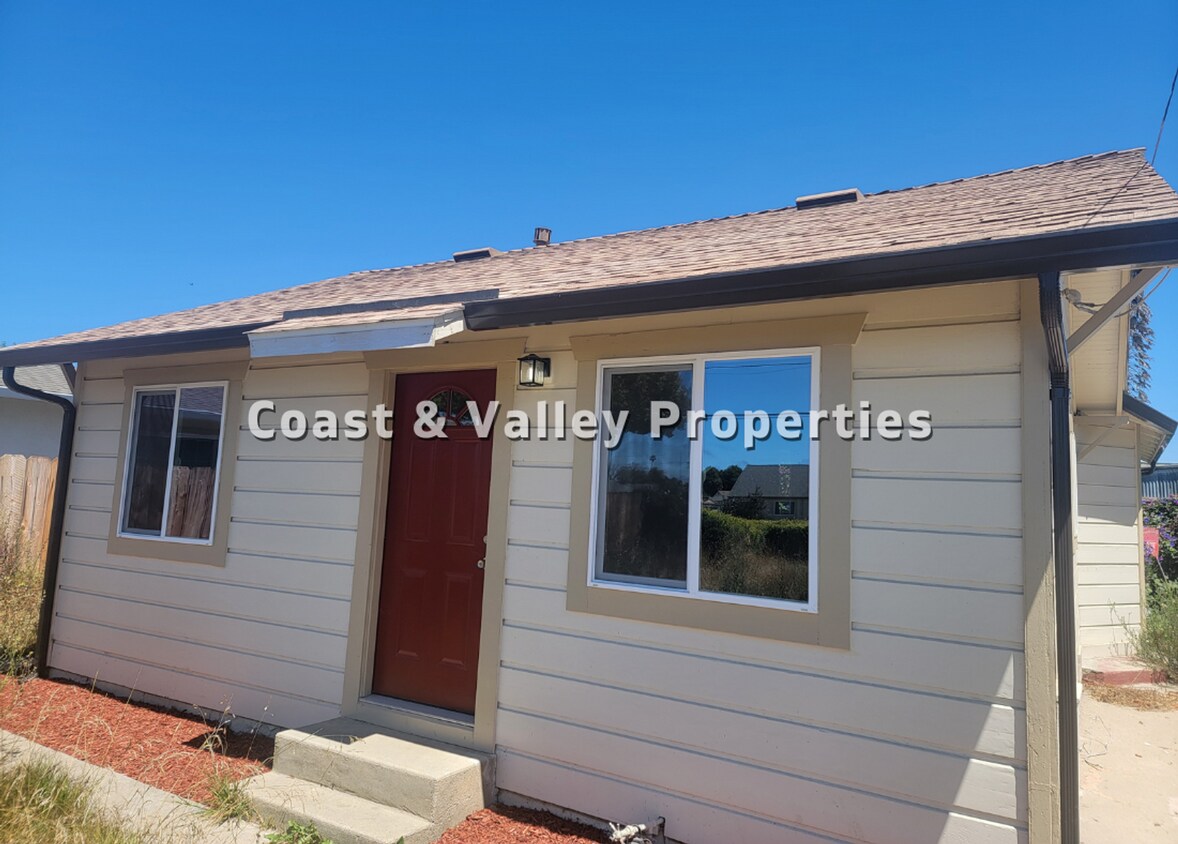 Primary Photo - FOR RENT: 2BD/1BA HOUSE