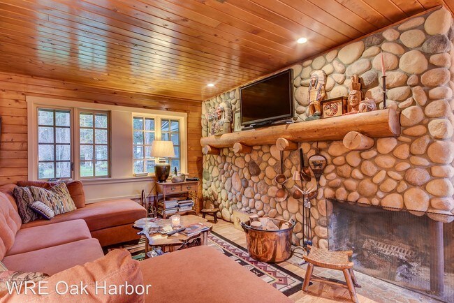 Building Photo - 2123 Madrona Way