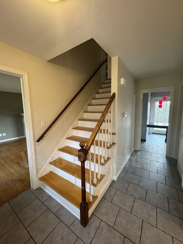 Building Photo - 15 Rivercrest Dr