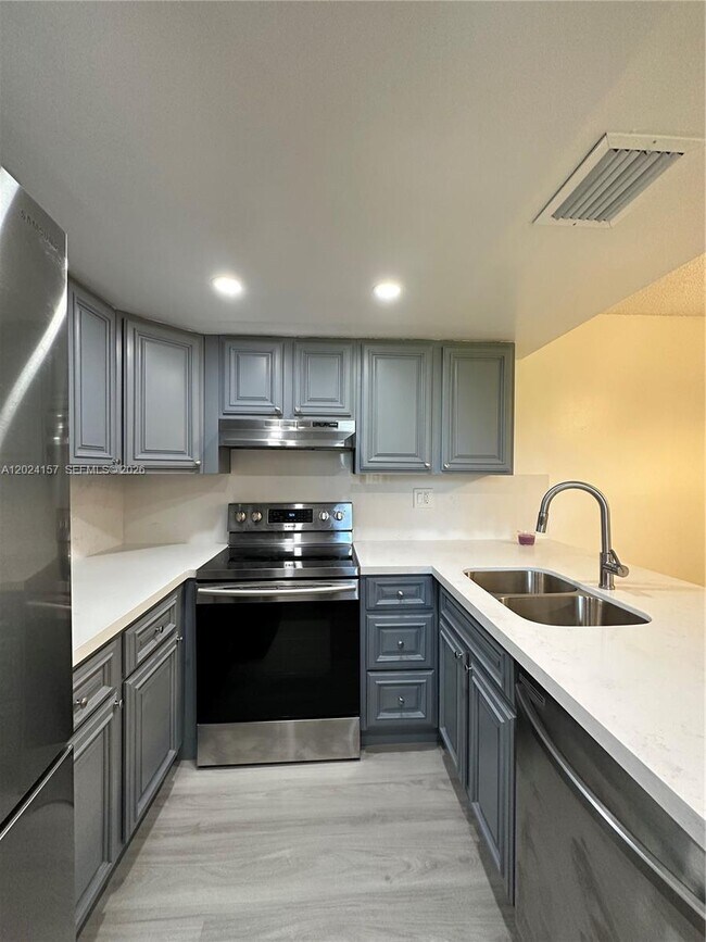 Foto del edificio - 10813 NW 7th St