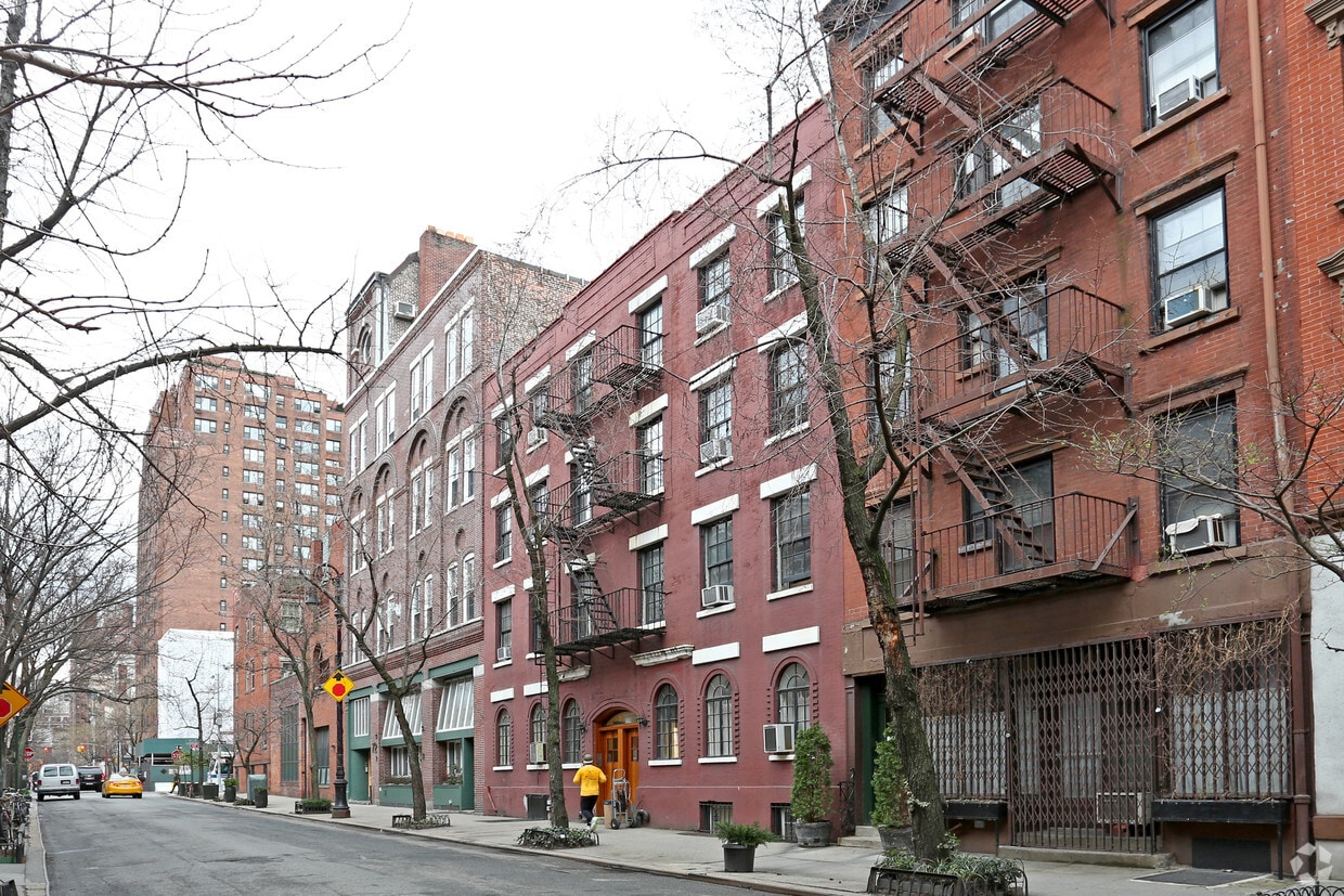 Building Photo - 76 Horatio St