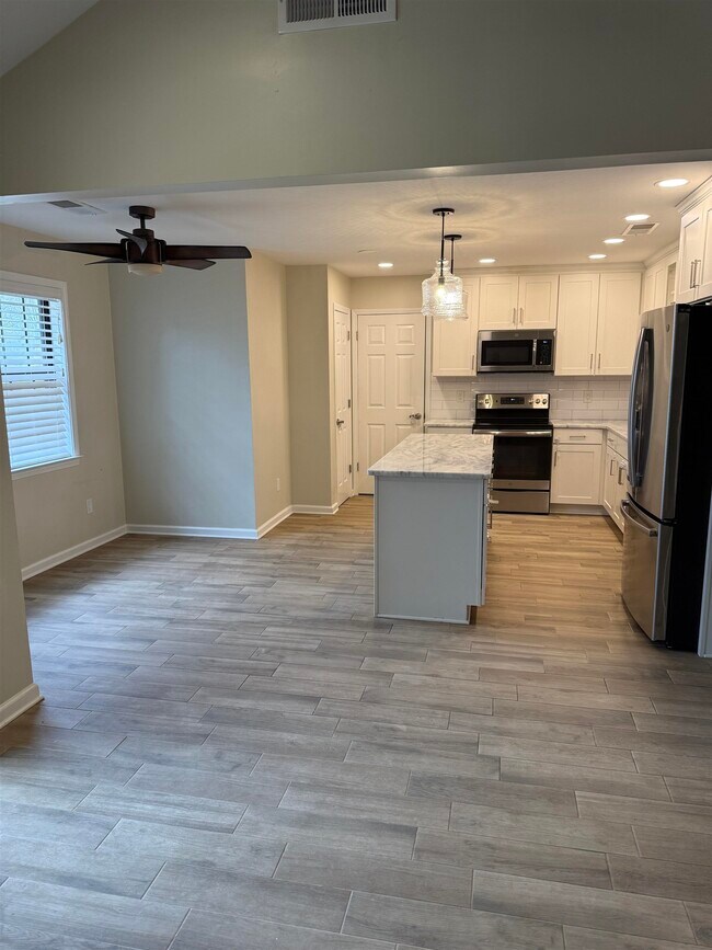 Foto del edificio - 8442 Farrah Ln