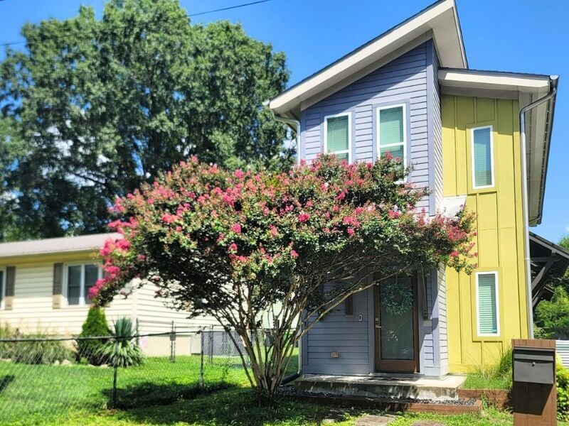 Primary Photo - 121 Camden St
