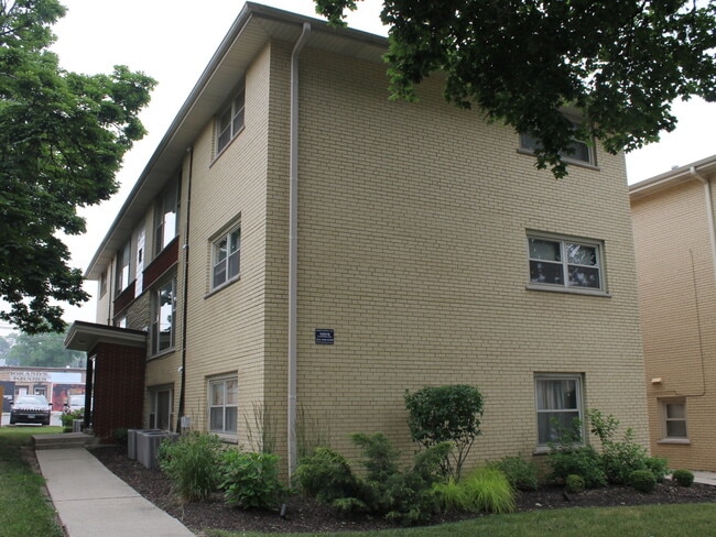 Building Photo - 10519 S Artesian Ave
