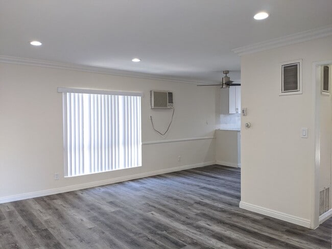 Interior Photo - Spacious Units available - Great Location! -- Hollywood