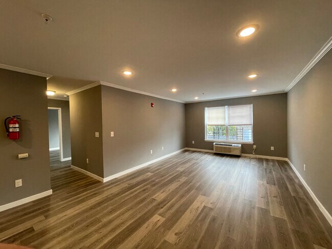 Building Photo - 165 16th Ave