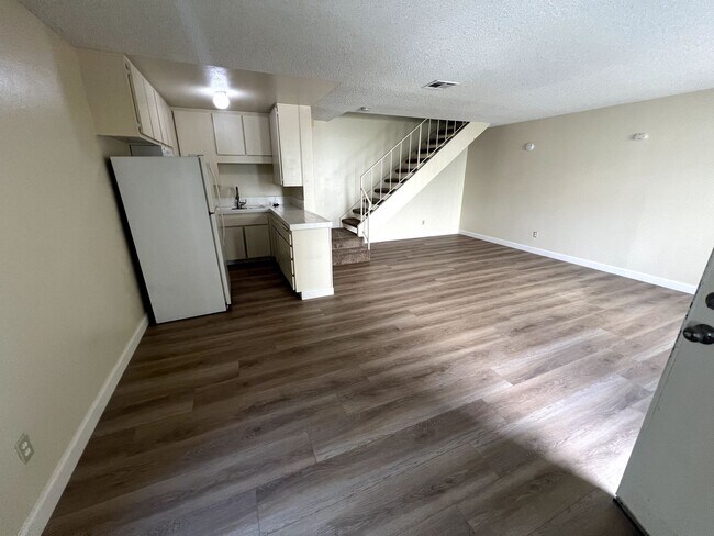 Building Photo - ****$500 OFF FIRST MONTHS RENT**** Spaciou...