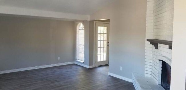 Foto del edificio - Freshly remodeled and move in ready...