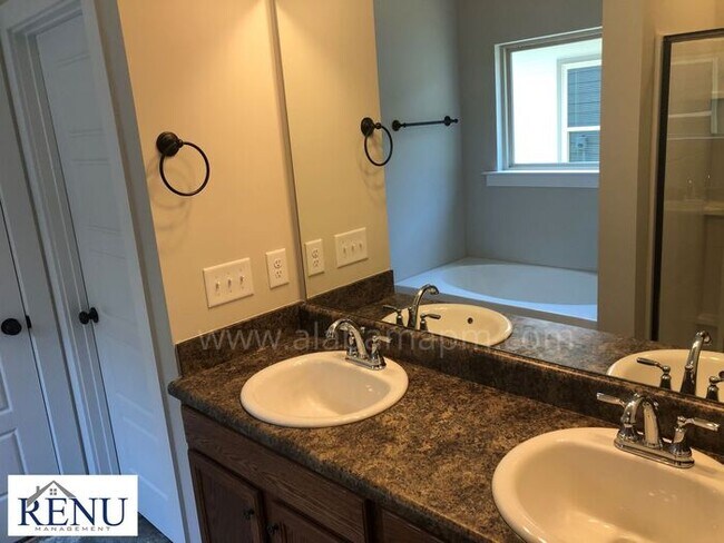 Foto del edificio - AVAILABLE NOW!! $500 OFF FIRST MONTH!!