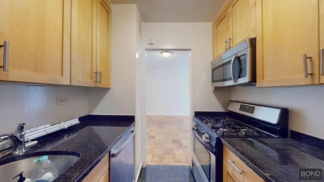 Building Photo - 247 W 87th St