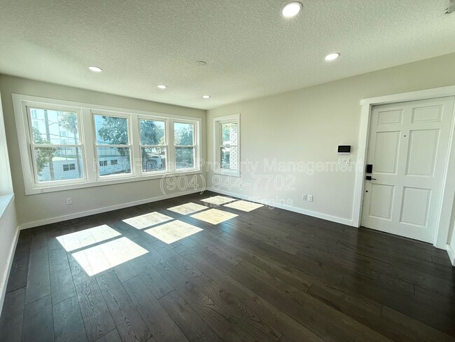 Building Photo - 1733 Memorial Park Terrace