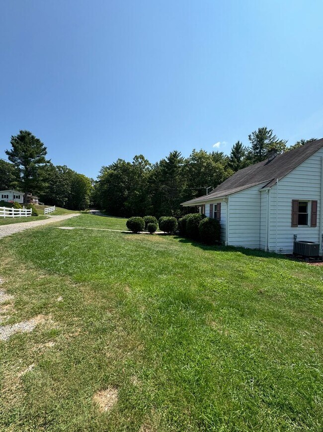 Foto del edificio - Quaint Country Cottage On Large Lot Near D...