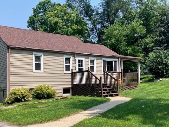 Foto del edificio - 3-Bedroom 1 Bathroom Lake House!