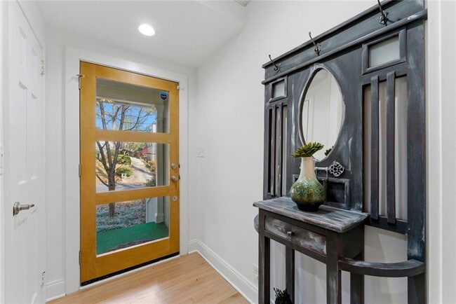 Building Photo - 302 Hascall Rd NW