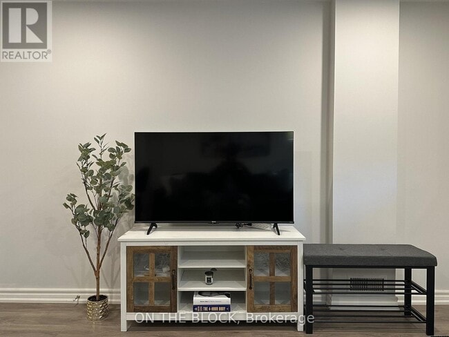 Building Photo - 49 Leslie St