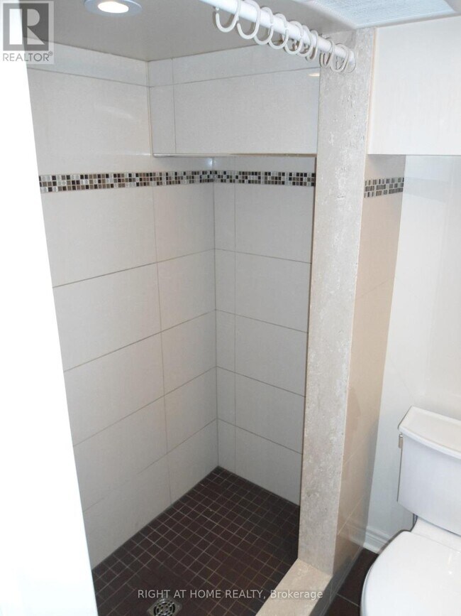 Photo du bâtiment - 1042 St Clarens Ave