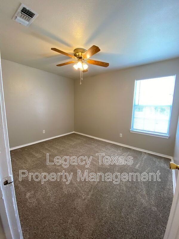 Building Photo - 701 Miracle Ln