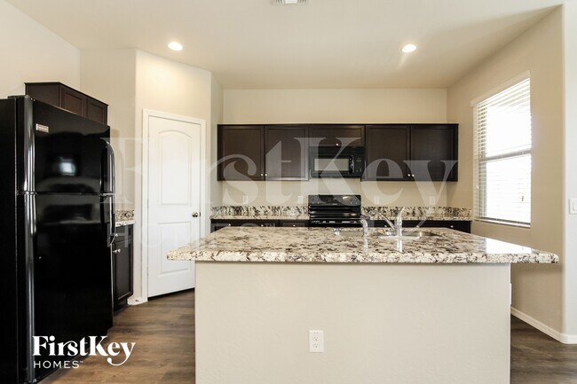 Building Photo - 2635 W Tamarisk Ave