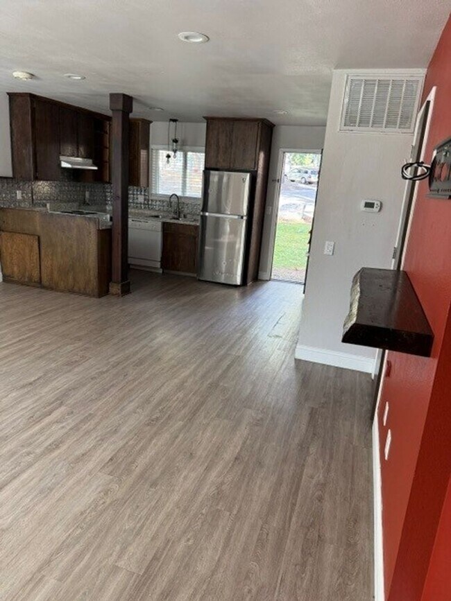 Building Photo - Lovely sunny corner lot unit available now and pet friendly!! Call to inquire today.