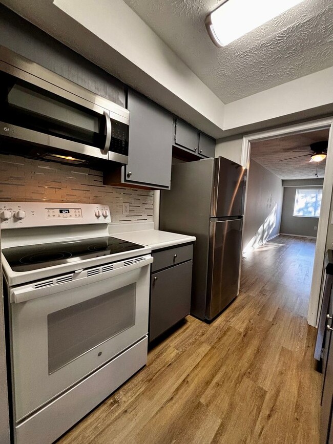 Building Photo - Newly Renovated 2 bedroom 1.5 bath condo w...