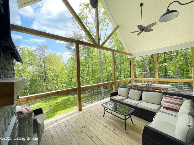 Foto del edificio - 84 Lakeside Dr