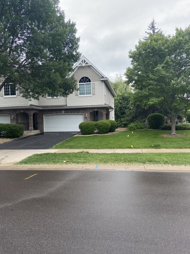 Beautiful End Unit - 3735 Fox Tail Trl NW