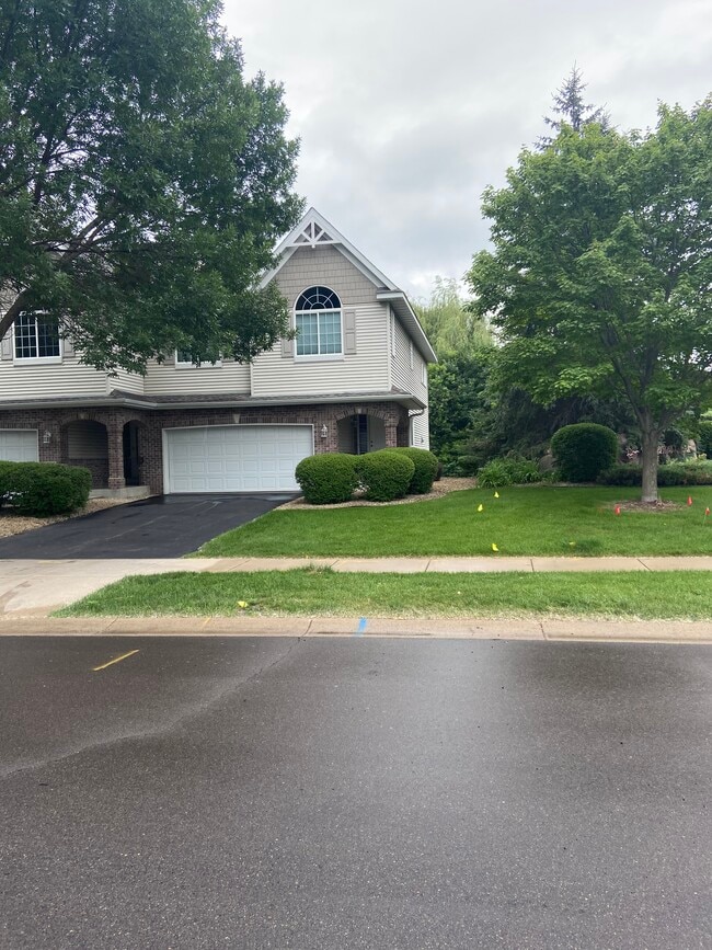 Beautiful End Unit - 3735 Fox Tail Trl NW