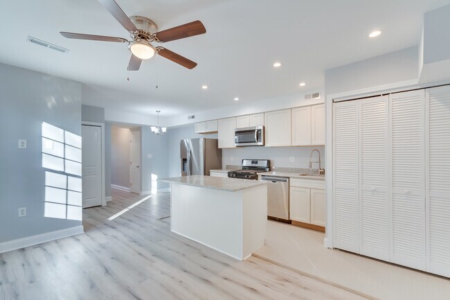 Foto del edificio - 537 Newcomb St SE #201