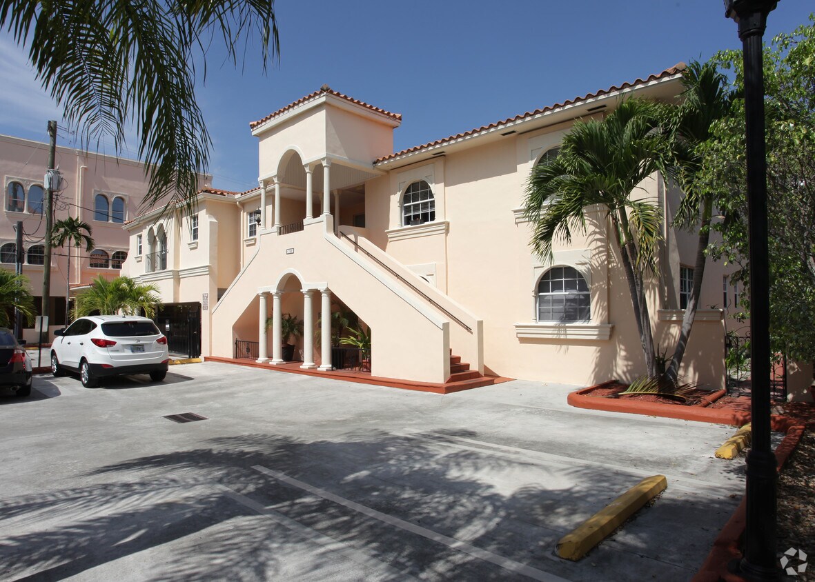 Building Photo - 131 Antiquera Ave