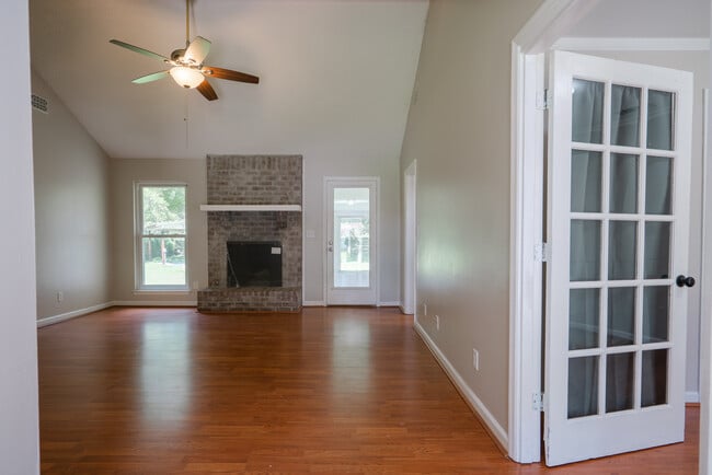 Foto del edificio - 122 Longleaf Cir