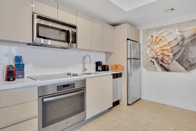 Building Photo - 2602 E Hallandale Beach Blvd