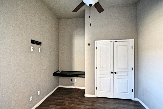Building Photo - 1643 Sun Bay Dr