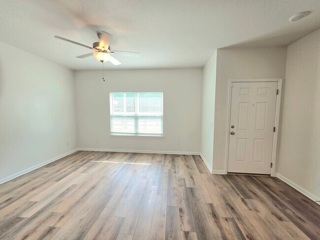 Foto del edificio - Spacious 2-Bedroom Duplex