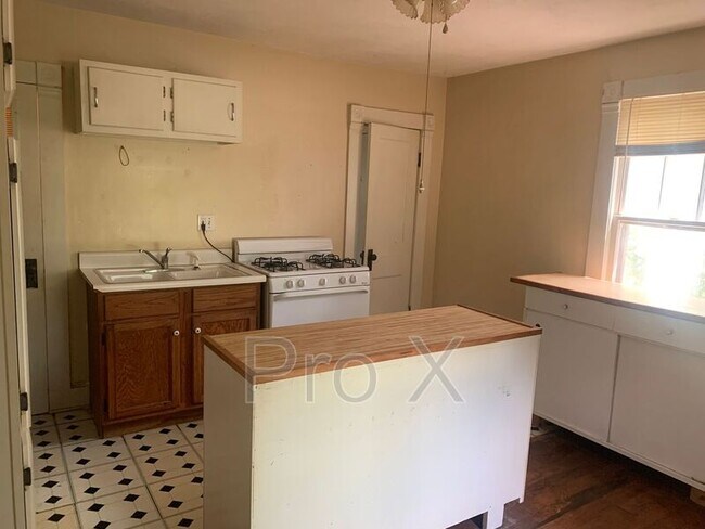 Building Photo - 2008-2010 E Second Street