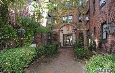 Primary Photo - 7 Bond St