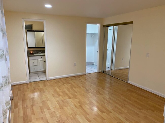 Bdr w/ walk-in - 321 W Lomita Ave