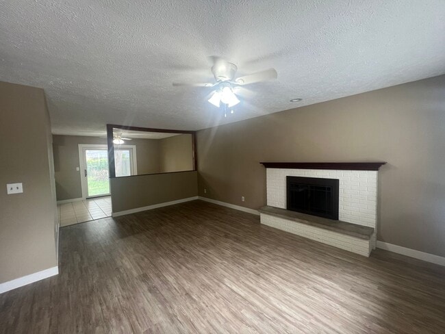 Building Photo - JUST LISTED for RENT!