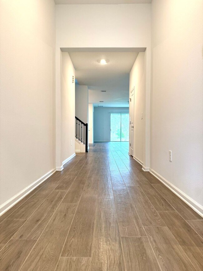 Building Photo - Like New - Large 4/4 Single Story Home wit...