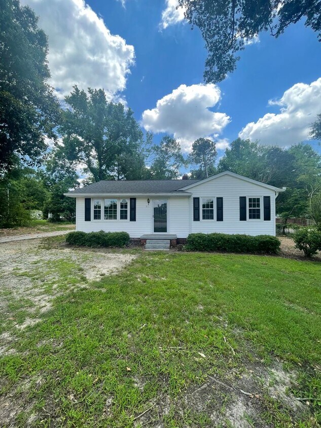 Foto principal - 3 Bedroom 1 Bath Ranch In Fountain Inn!!!!...