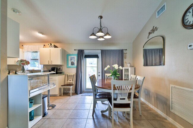 Building Photo - Furnished, Beautifully decorated 3 bedroom...