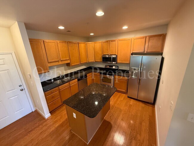 Building Photo - 2BR/2BA Condo, Convenient to University Pkwy & Hwy 52
