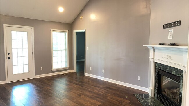 Building Photo - Beautiful 3 bedroom 2 bathroom house in gr...