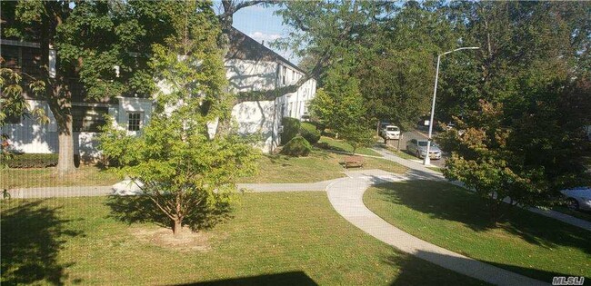 Building Photo - 136-13 68th Dr