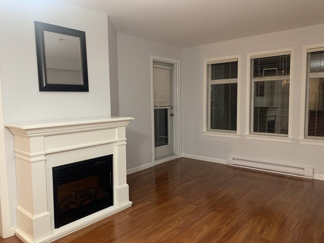 Building Photo - 655 Goldstream Av