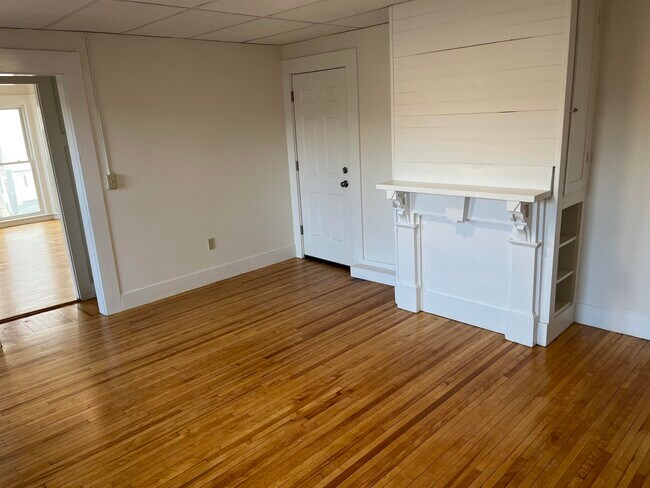 Building Photo - 281 Main St